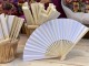 Abanico de bambú y papel en macetero de madera