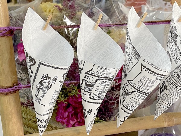 Conos cucuruchos de papel kraft con hojas para pétalos arroz bodas confeti