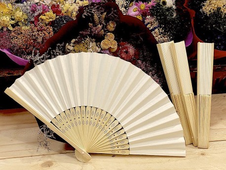 Abanico de madera de bambú y papel beige