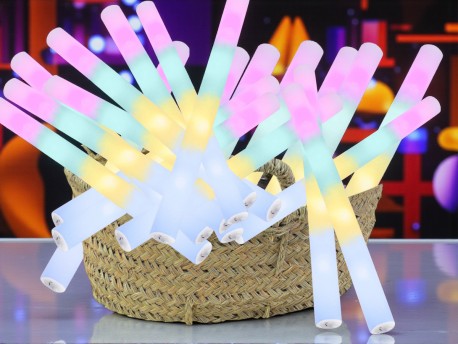 Palos LED multicolor con capazo de esparto &ndash; Lote 30 unidades
