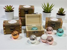Cofre de madera con bálsamo labial aroma vainilla