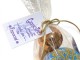 Tarro vintage con vela aromática y bálsamo labial vainilla presentado en bolsa regalo para invitados de boda