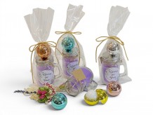 Vela de lavanda en jarrita con b&aacute;lsamo labial surtido